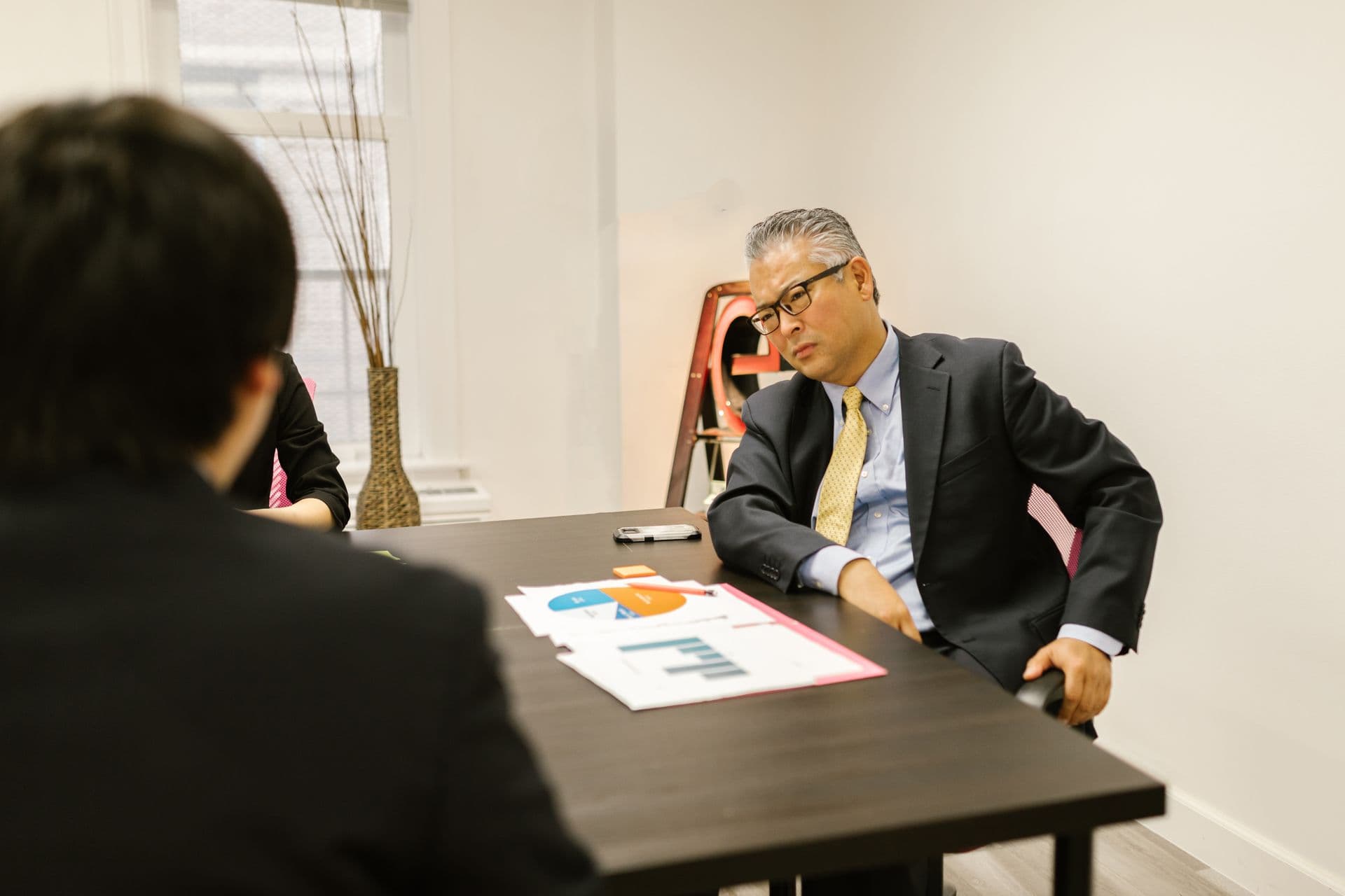 採用の場で企業と人が合意に至った場面