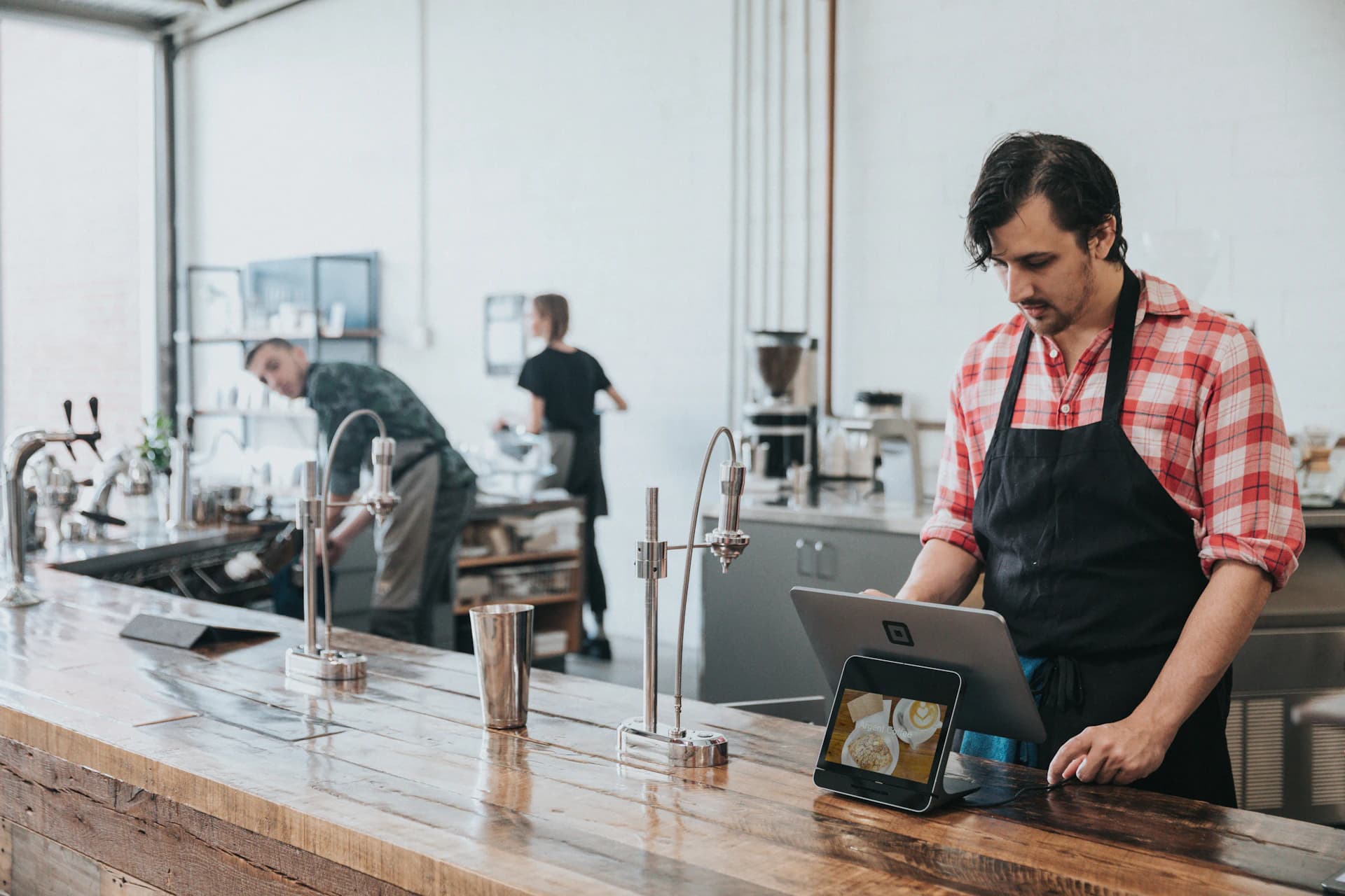 スタッフがタブレットで商品を確認しながら取り扱いを選定する様子